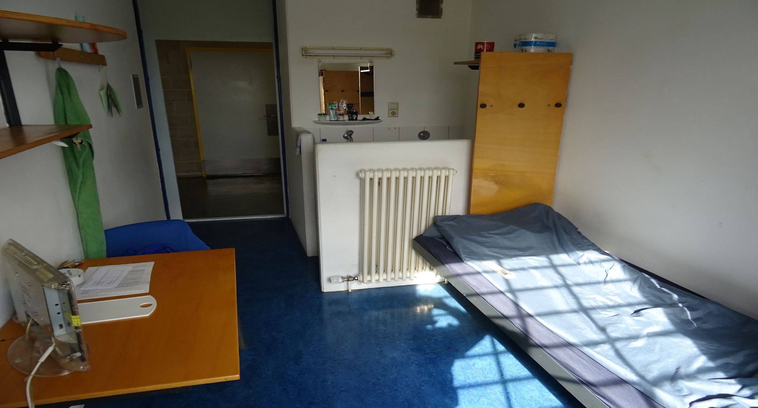 Innenansicht eines Haftraumes der JVA Schwäbisch Hall